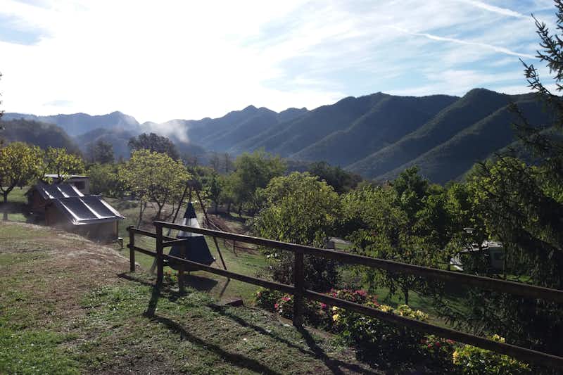 Camping De Vidrà - Campingplatzanlage mit Blick auf die Berge