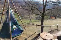 Camping De Vidrà - Hängendes Camping Zelt auf dem Campingplatz