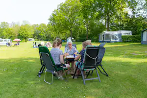 Camping De Vierbannen - Camper sitzen gemeinsam auf der Standplatzwiese