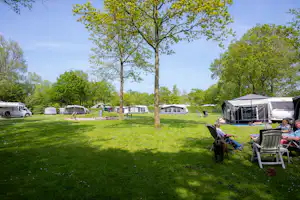 Camping De Vierbannen - Standplätze auf der Wiese auf dem Campingplatz