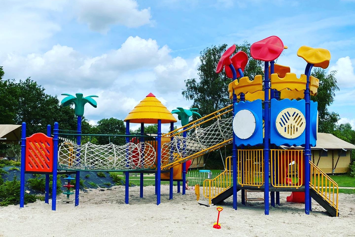 Camping De Vinkenkamp  - Kinderspielplatz mit Klettergerüst auf dem Campingplatz