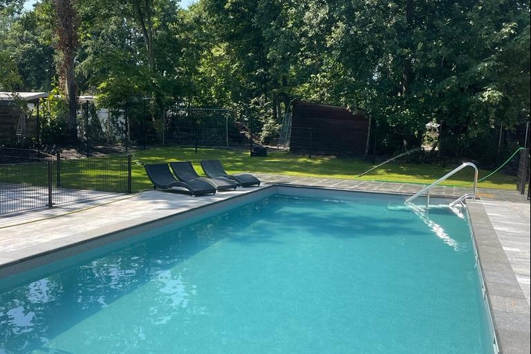 Camping De Vinkenkamp - Pool im Freien auf dem Campingplatz