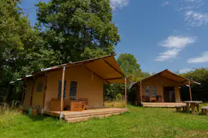 Camping SEASONOVA Vittel - Mietunterkünfte Safarizelte auf grüner Wiese