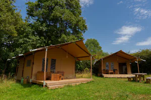 Camping SEASONOVA Vittel - Mietunterkünfte Safarizelte auf grüner Wiese