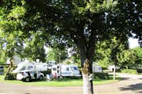 Camping de Vittel -   Wohnmobilstellplätze und  Wohnwagenstellplätze auf dem Campingplatz mit Familien im Schatten der Bäume