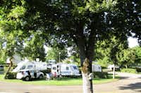 Camping de Vittel -   Wohnmobilstellplätze und  Wohnwagenstellplätze auf dem Campingplatz mit Familien im Schatten der Bäume