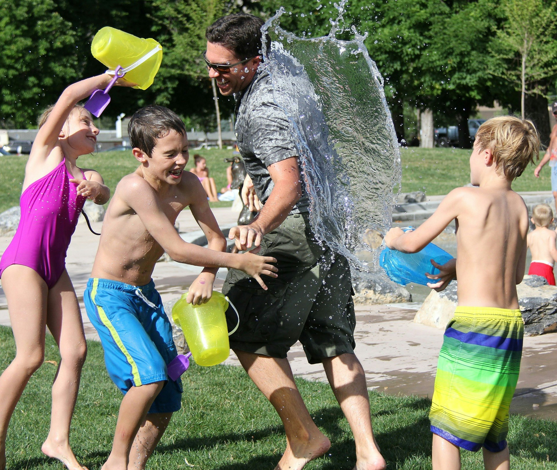 Camping De Voorst - Kinder spielen mit Wasser auf dem Campingplatz