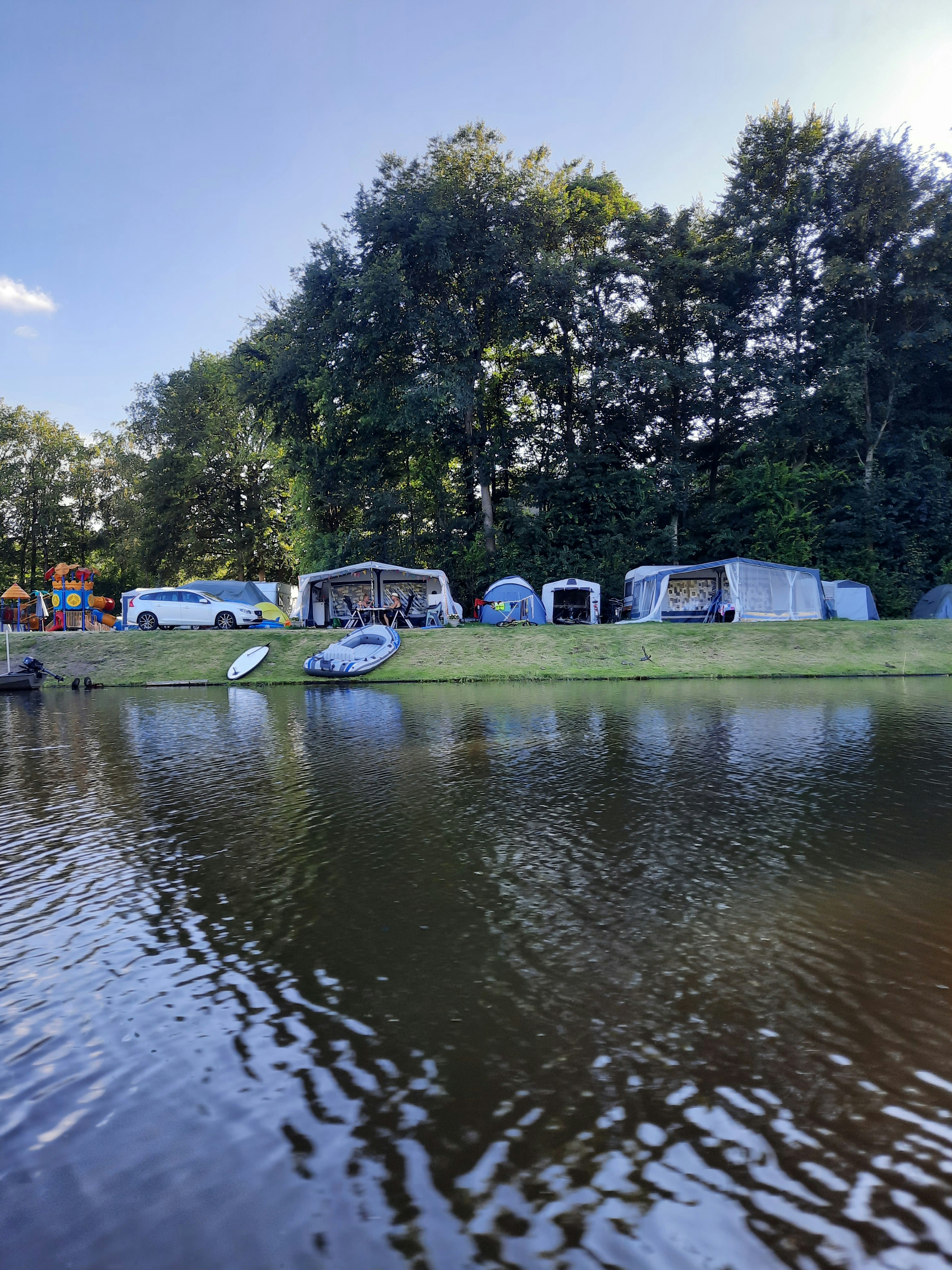 Camping De Voorst - Standplätze am Ufer des Flusses