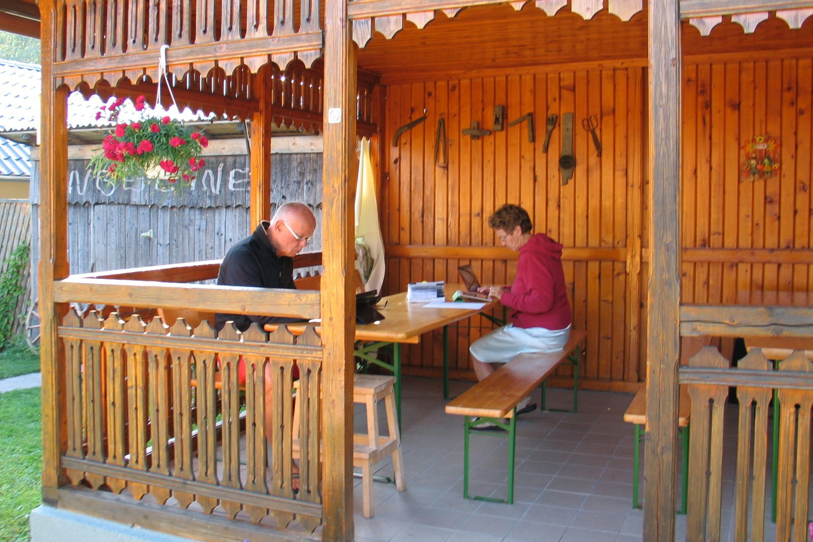 Camping De Vuurplaats - Terrasse einer Wohnhütte mit Campern