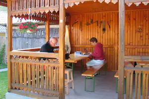 Camping De Vuurplaats - Terrasse einer Wohnhütte mit Campern