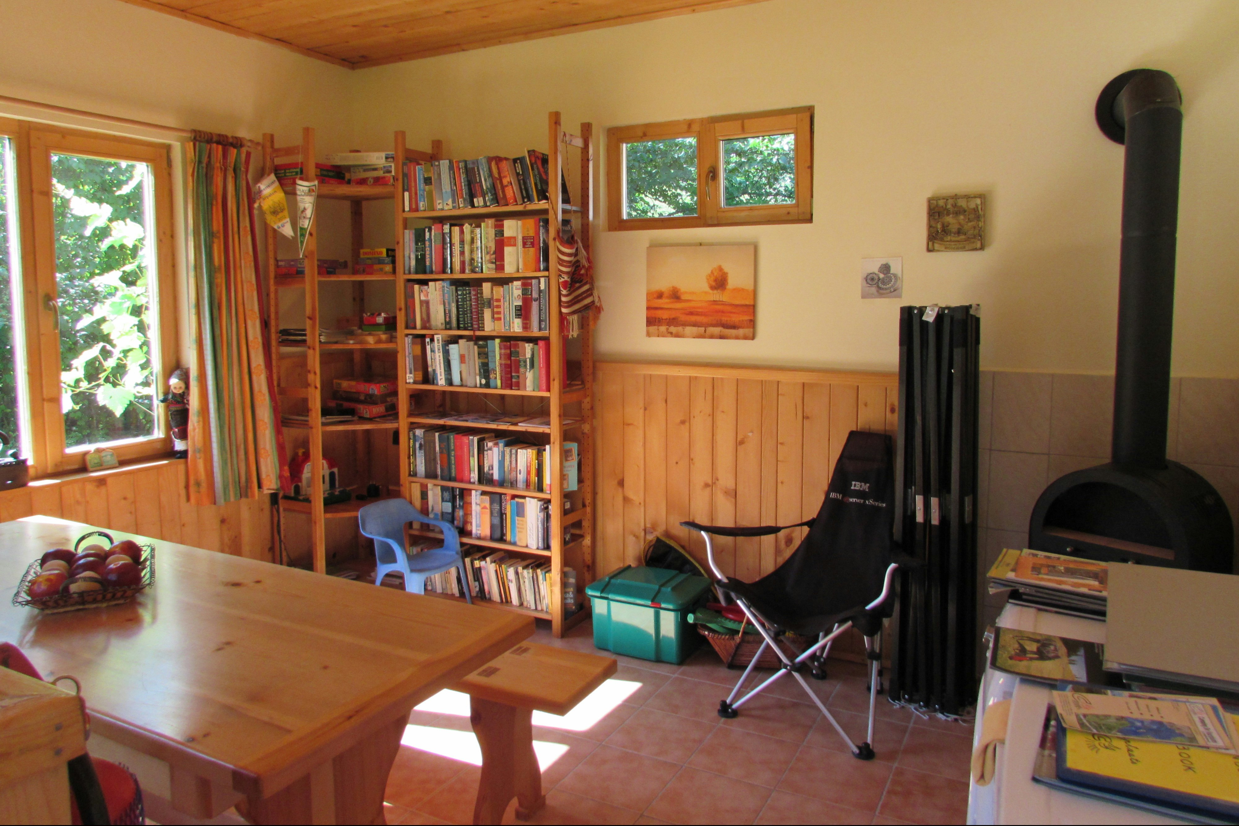 Camping De Vuurplaats - Wohnzimmer mit ausleihbaren Büchern auf dem Campingplatz