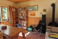 Camping De Vuurplaats - Wohnzimmer mit ausleihbaren Büchern auf dem Campingplatz