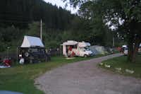 Camping De Vuurplaats - Zelte und Wohnwagen an einer Strasse auf dem Campingplatz