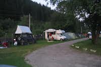 Camping De Vuurplaats - Zelte und Wohnwagen an einer Strasse auf dem Campingplatz
