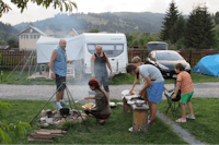 Camping De Vuurplaats - grillende Camper auf dem Campingplatz