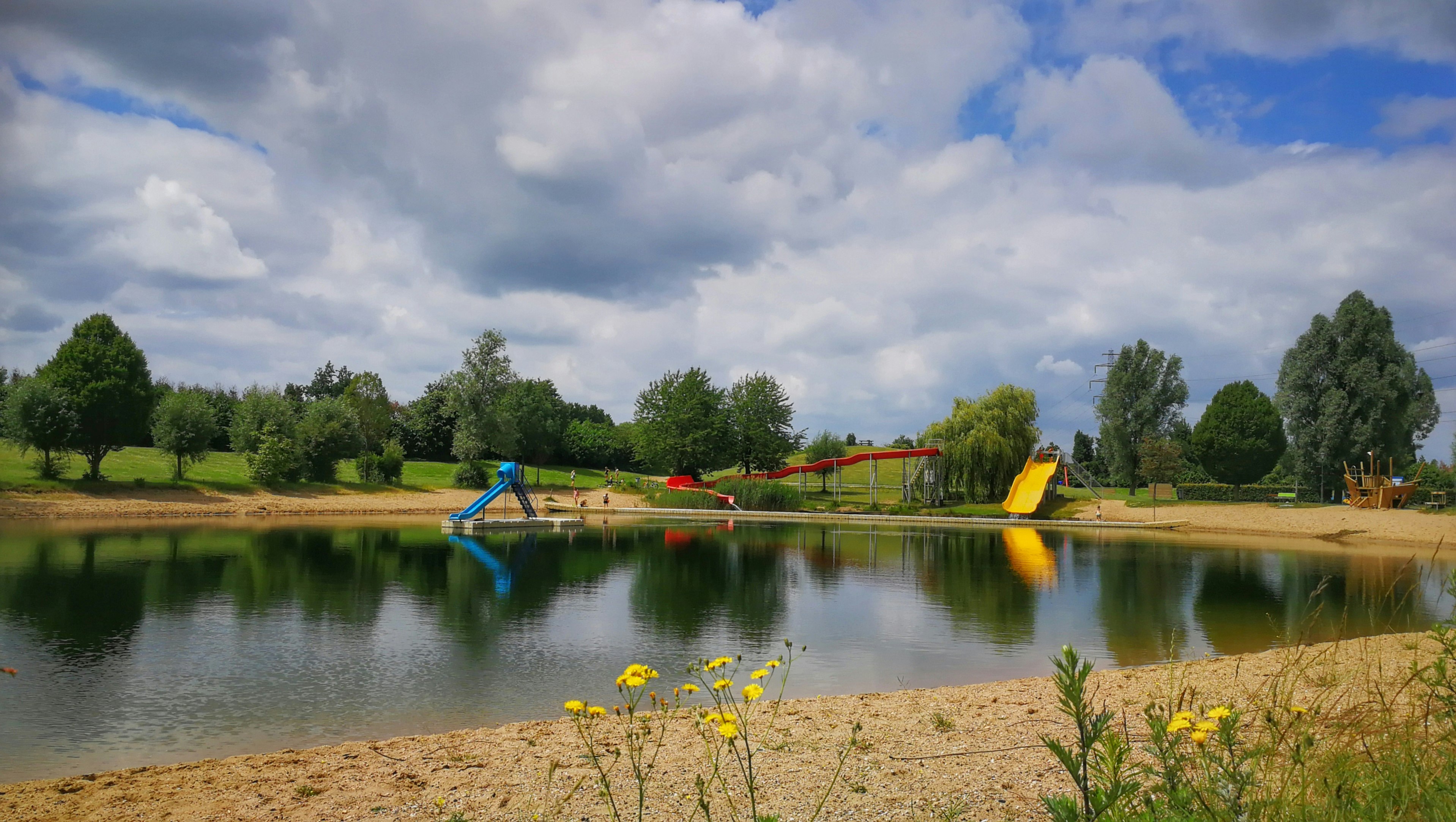 Camping De Waay - Badesee mit Rutschen auf dem Campingplatz