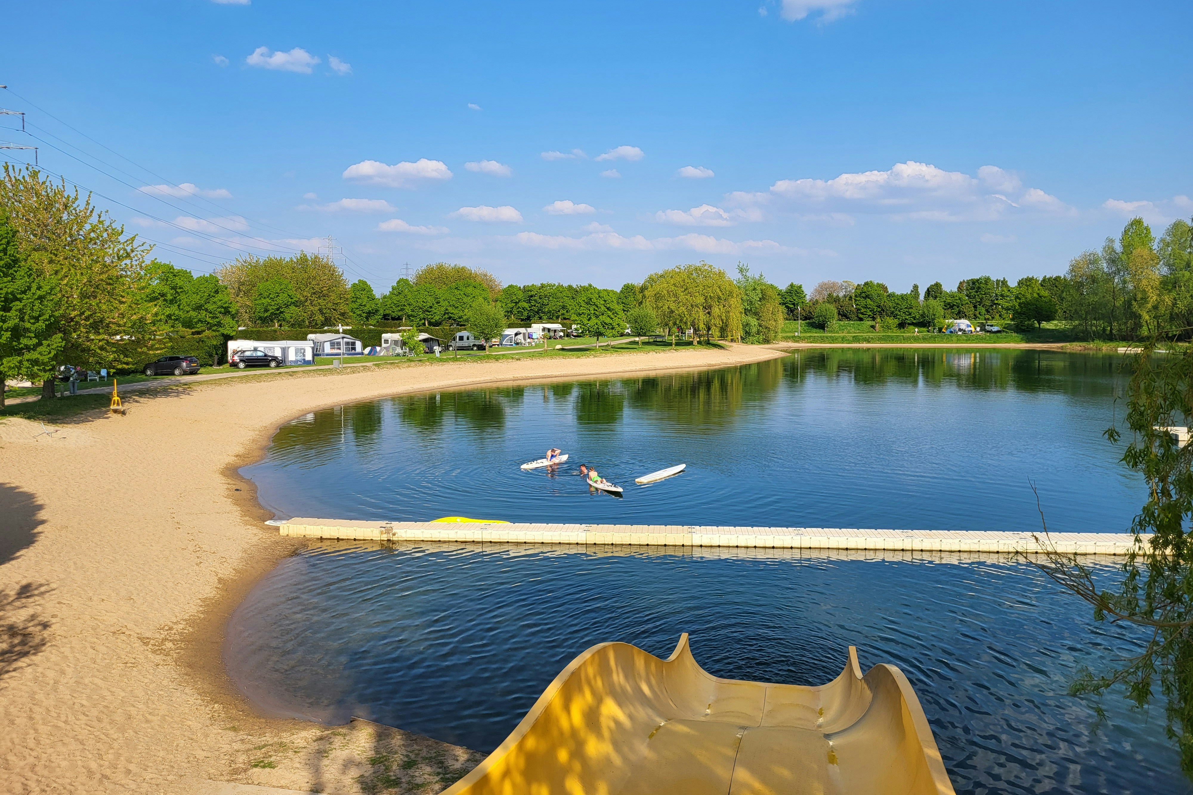 Camping De Waay - Blick auf den Badesee mit Rutschen