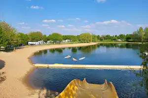 Camping De Waay - Blick auf den Badesee mit Rutschen