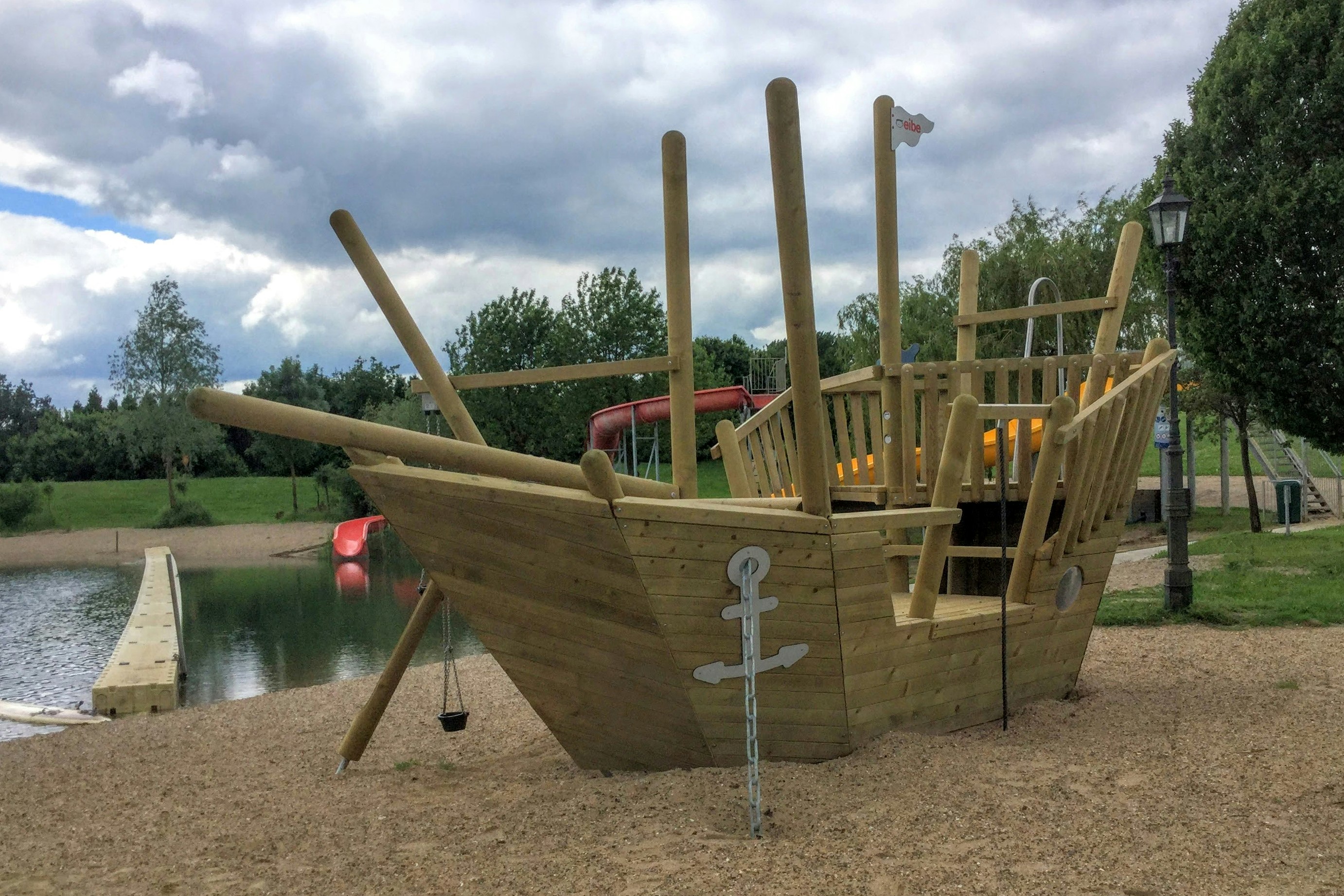 Camping De Waay - Spielplatz für Kinder am Ufer des Sees