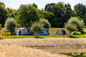 Camping De Waay - Standplätze im Grünen auf dem Campingplatz