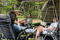 Camping De Waps - Gäste beim gemeinsamen Entspannen auf ihrem Campingplatz