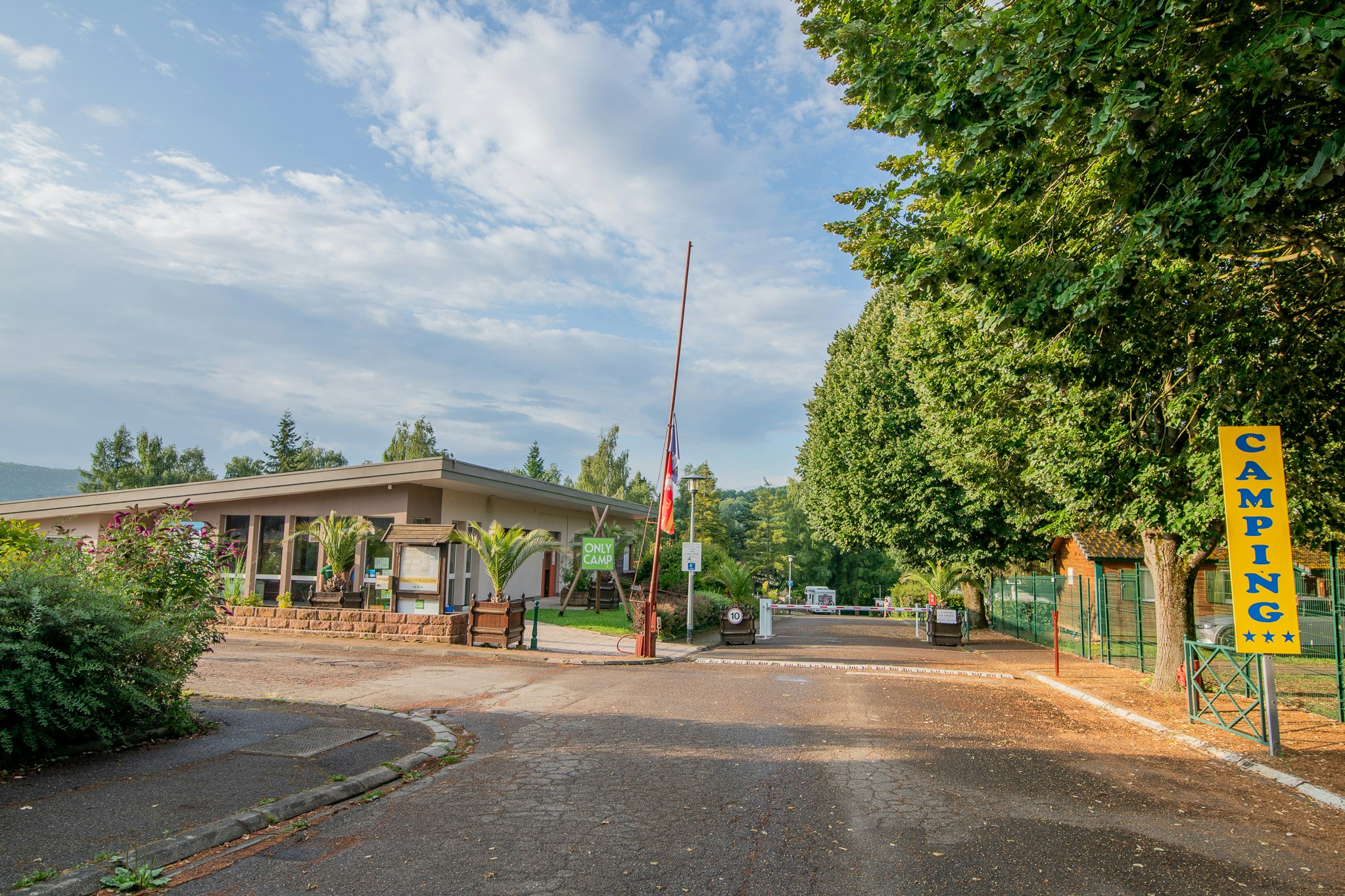 Onlycamp de Wasselonne - Einfahrt und Rezeption des Campingplatzes