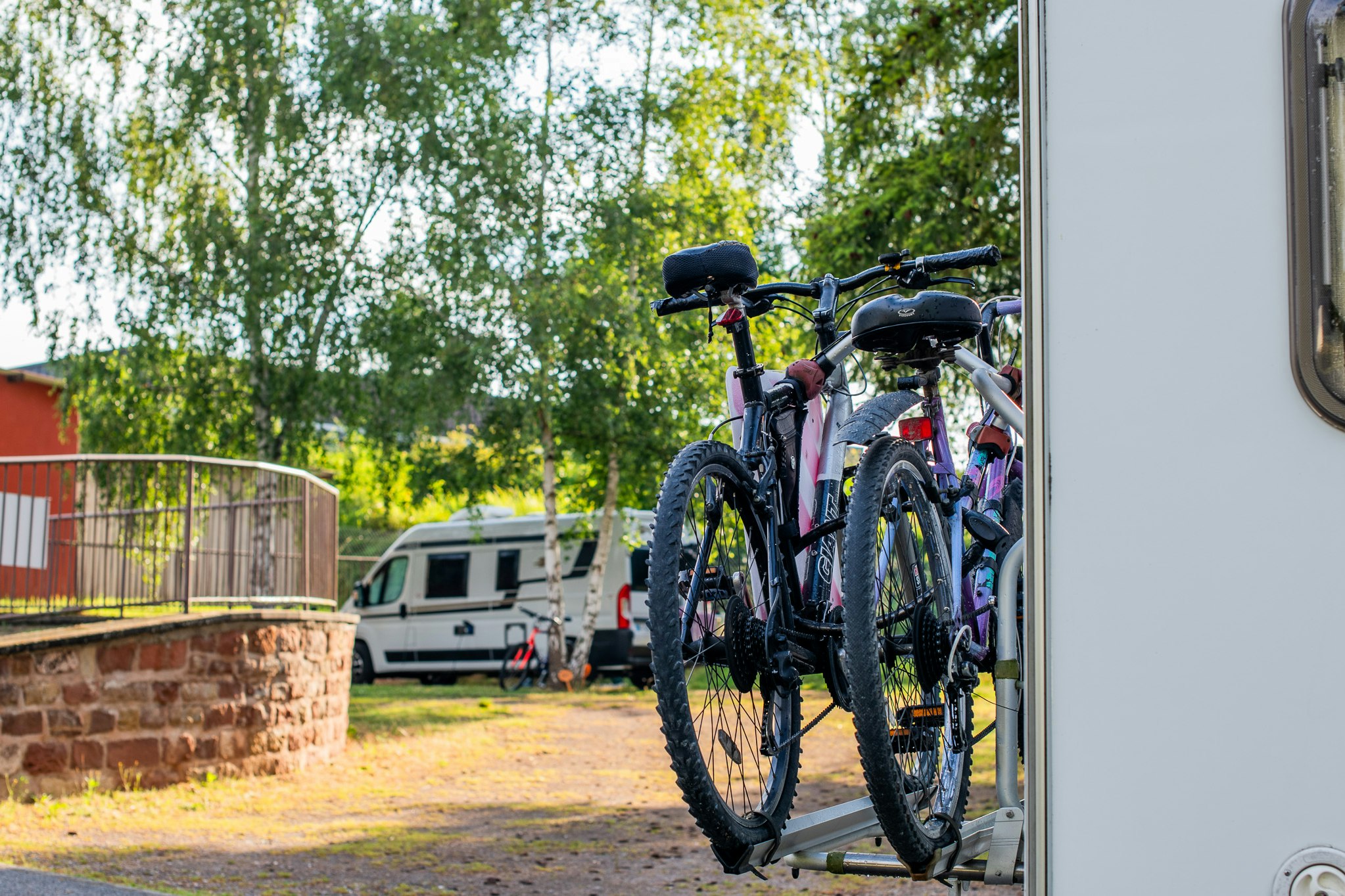 Onlycamp de Wasselonne - Wohnmobil mit Fahrrädern auf dem Campingplatz