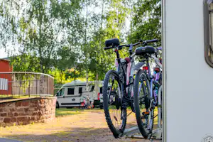 Onlycamp de Wasselonne - Wohnmobil mit Fahrrädern auf dem Campingplatz