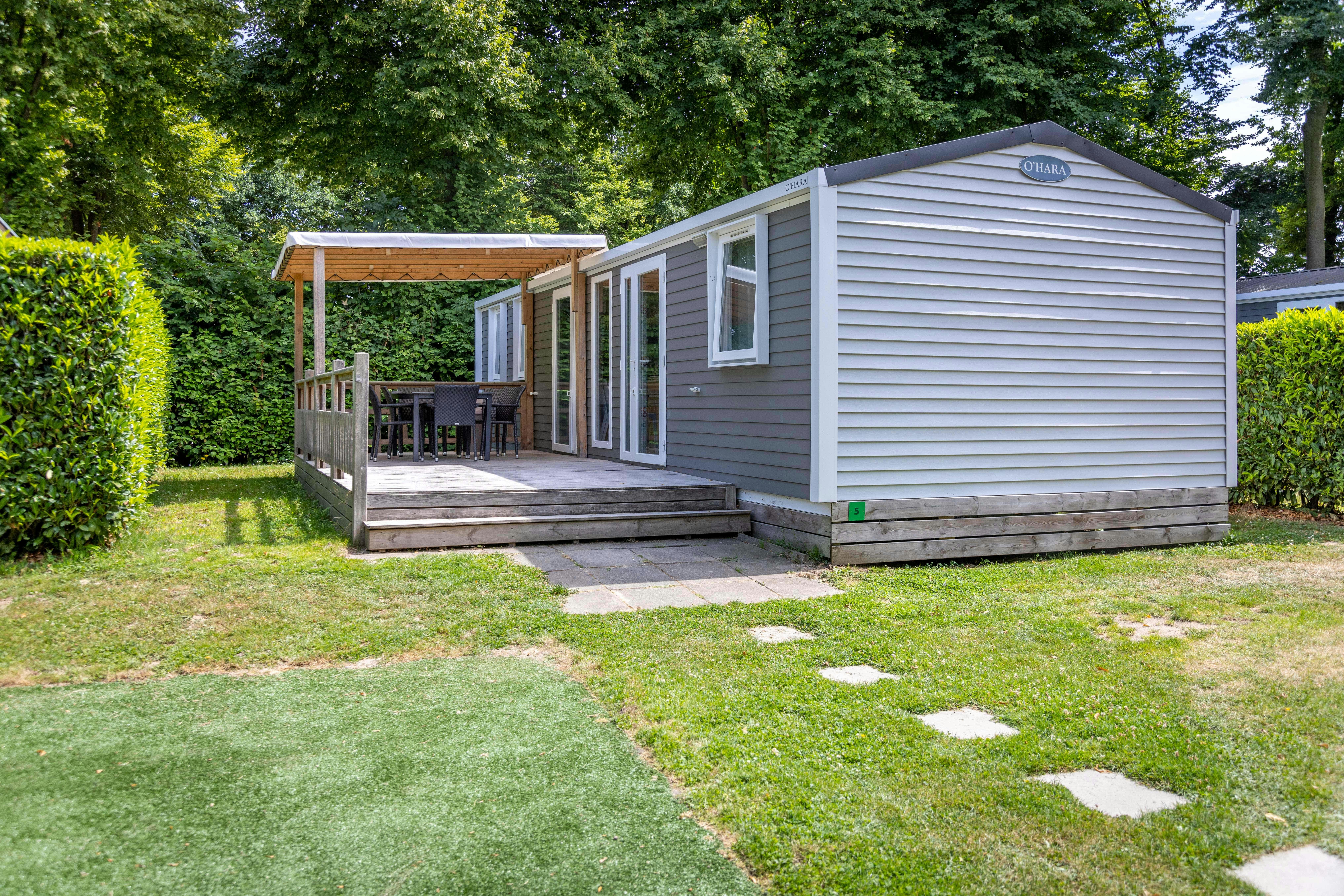 Camping De Watertoren  - Mobilheim mit Terrasse auf dem Campingplatz
