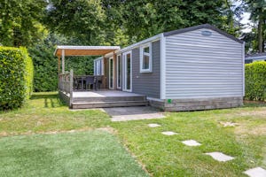 Camping De Watertoren - Mobilheim mit Terrasse auf dem Campingplatz