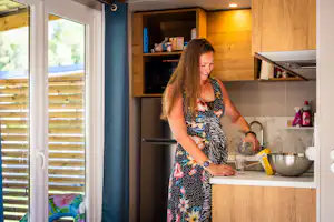 Camping De Watertoren - Camperin in der Küche eines Mobilheims
