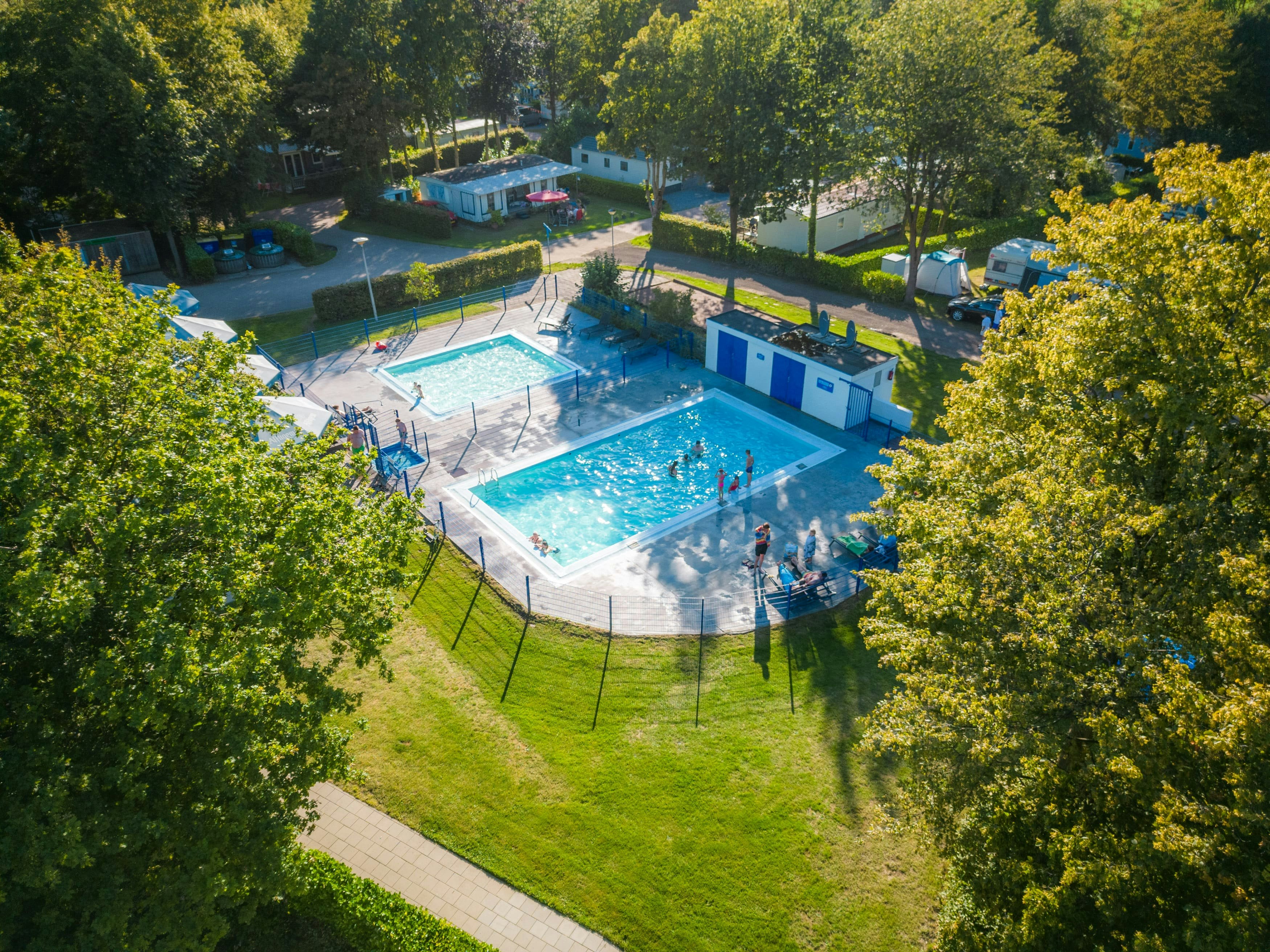 Camping De Watertoren - Luftaufnahme des Pools auf dem Campingplatz