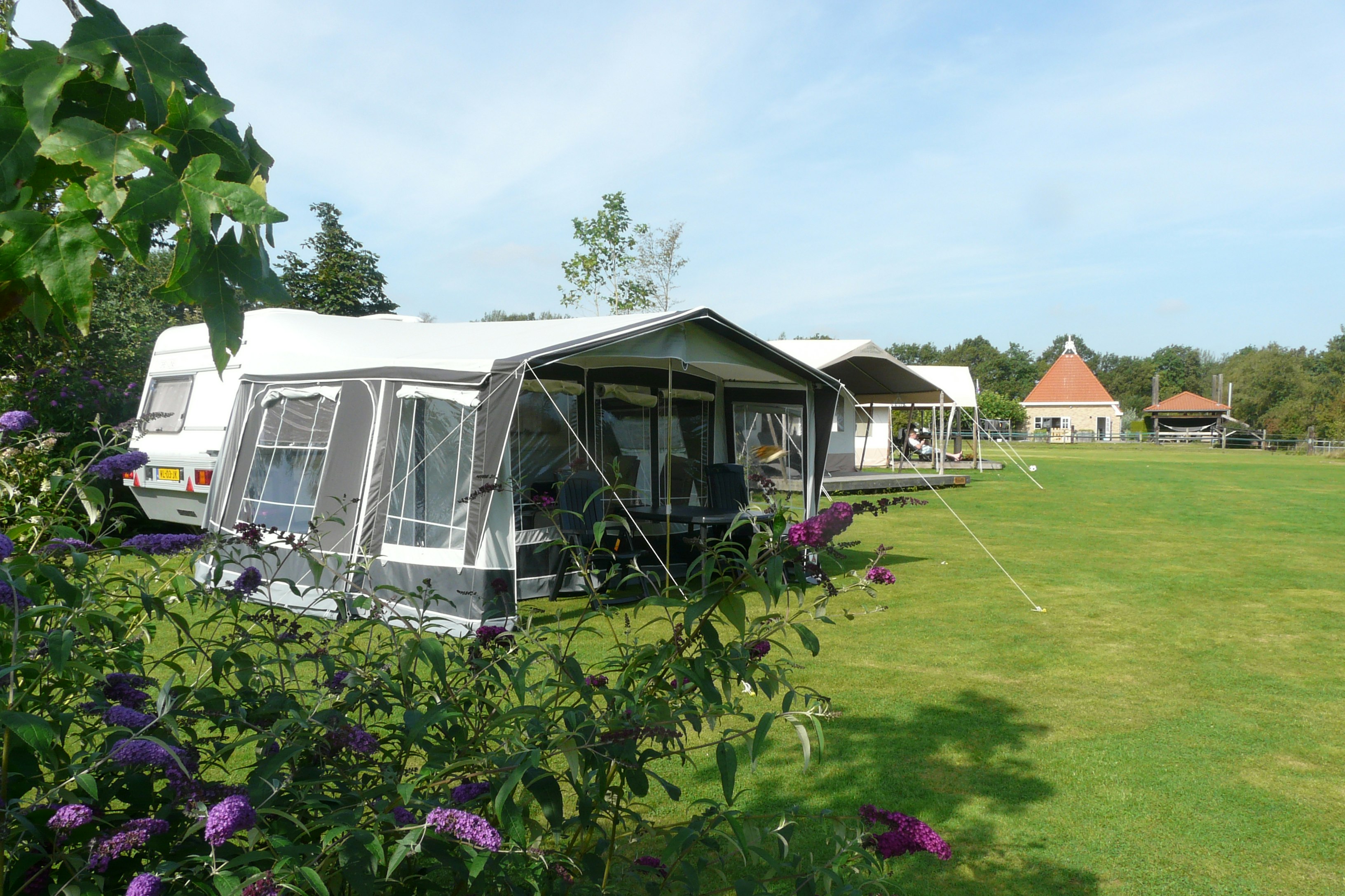 Camping De Wedze - Wohnwagenstellplätze im Grünen