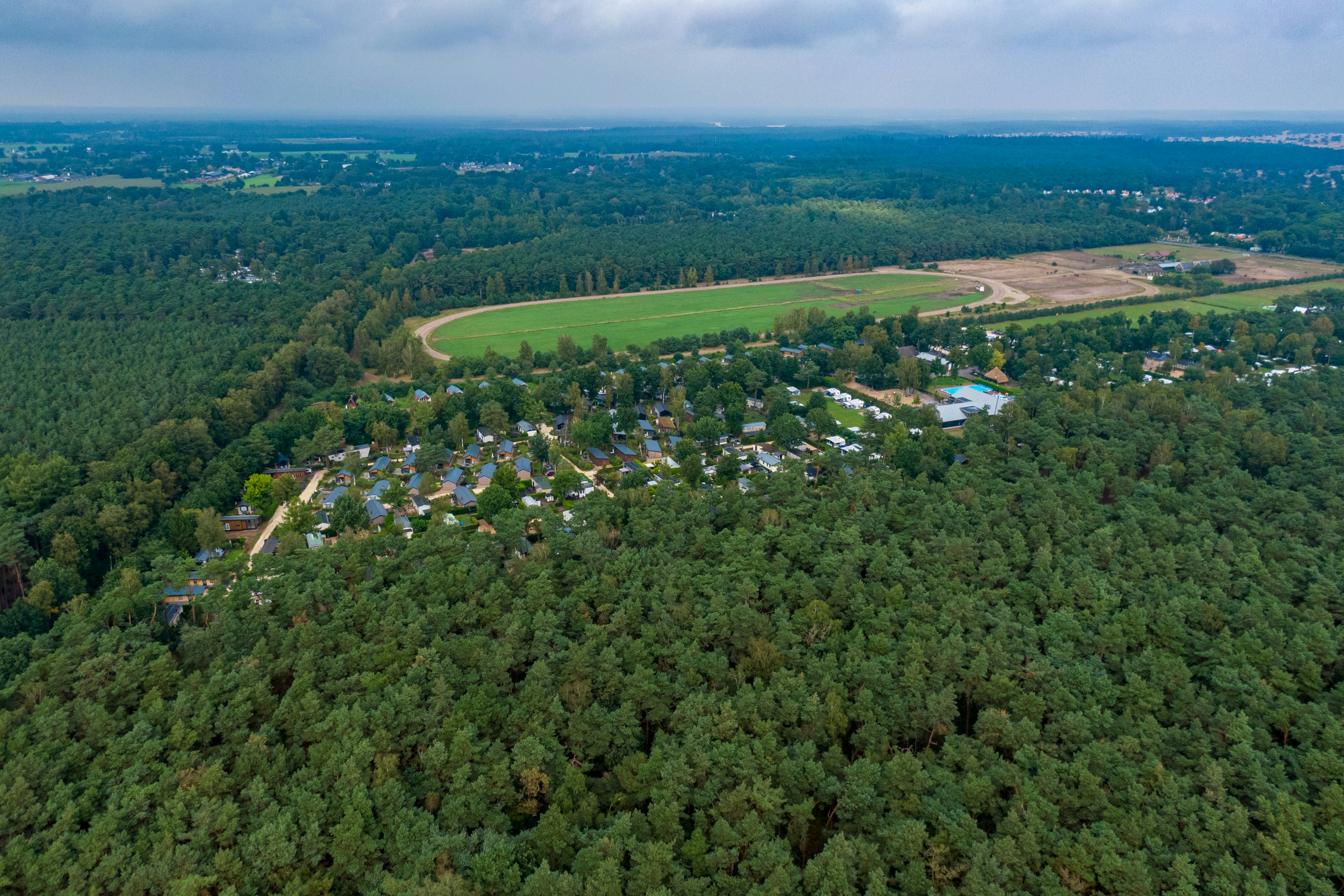 Resort De Wije Werelt  Camping De Wije Werelt - Luftaufnahme des Campingplatzes im Wald