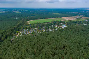 Resort De Wije Werelt Camping De Wije Werelt - Luftaufnahme des Campingplatzes im Wald