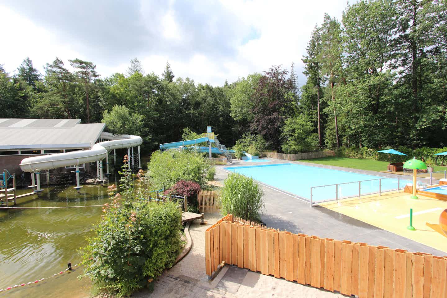 Camping De Wildhoeve - Pool im Freien mit Kinderbereich und Wasserrutschen