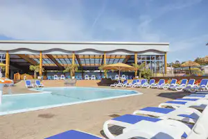 Camping De Zanderij - Pool im Freien mit Liegestühlen und Sonnenschirmen
