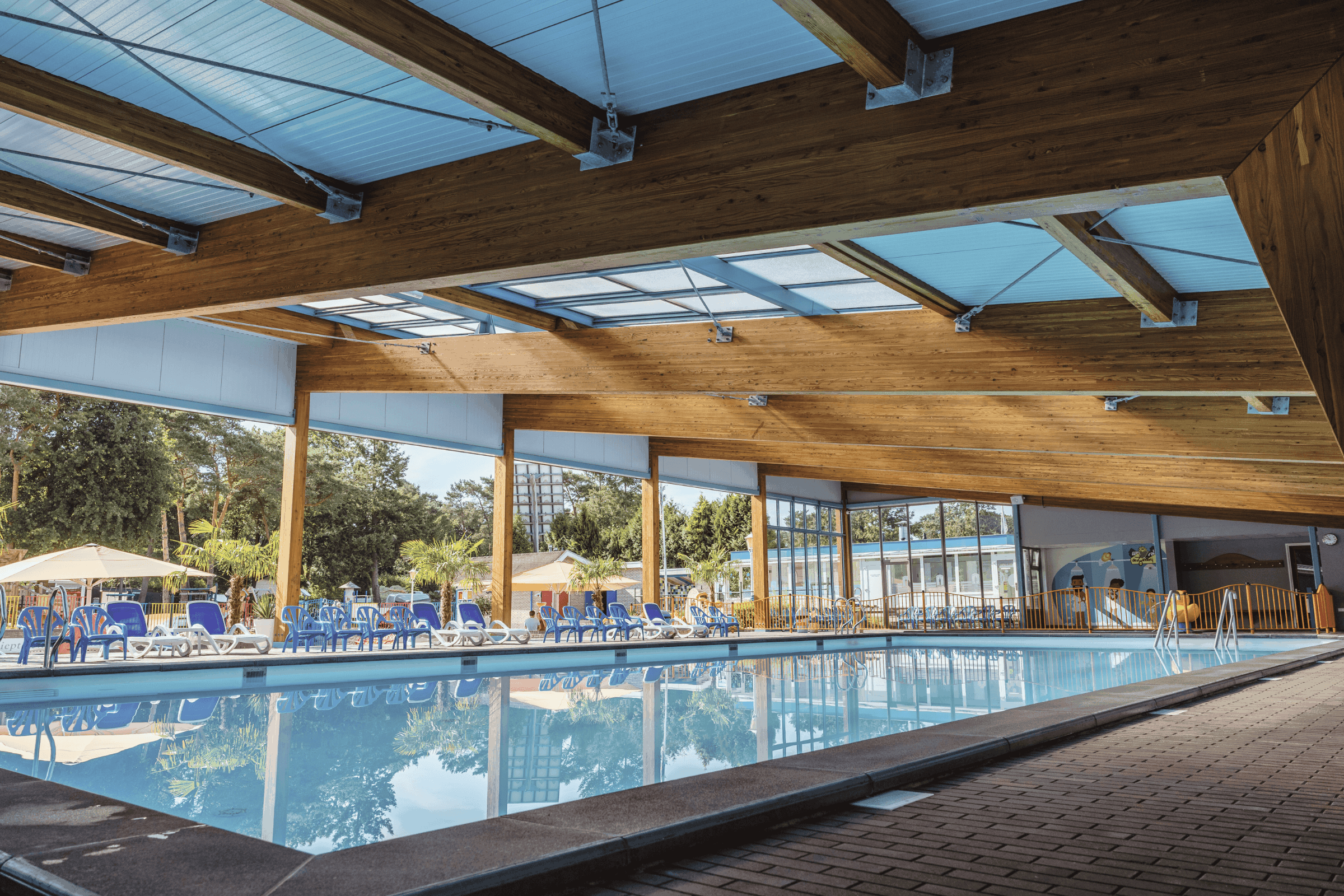 Camping De Zanderij - Überdachter Pool auf dem Campingplatz