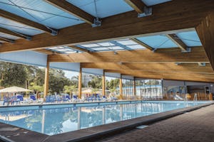 Camping De Zanderij - Überdachter Pool auf dem Campingplatz