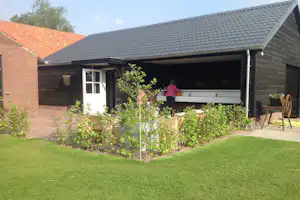 Camping De Zandkant - Außenansicht des Sanitärgebäudes mit Geschirrspülbecken