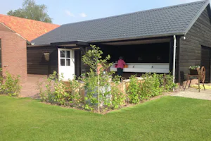 Camping De Zandkant - Außenansicht des Sanitärgebäudes mit Geschirrspülbecken