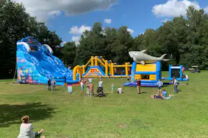 Camping De Zandkuil - Hüpfburgen für Kinder auf dem Campingplatz