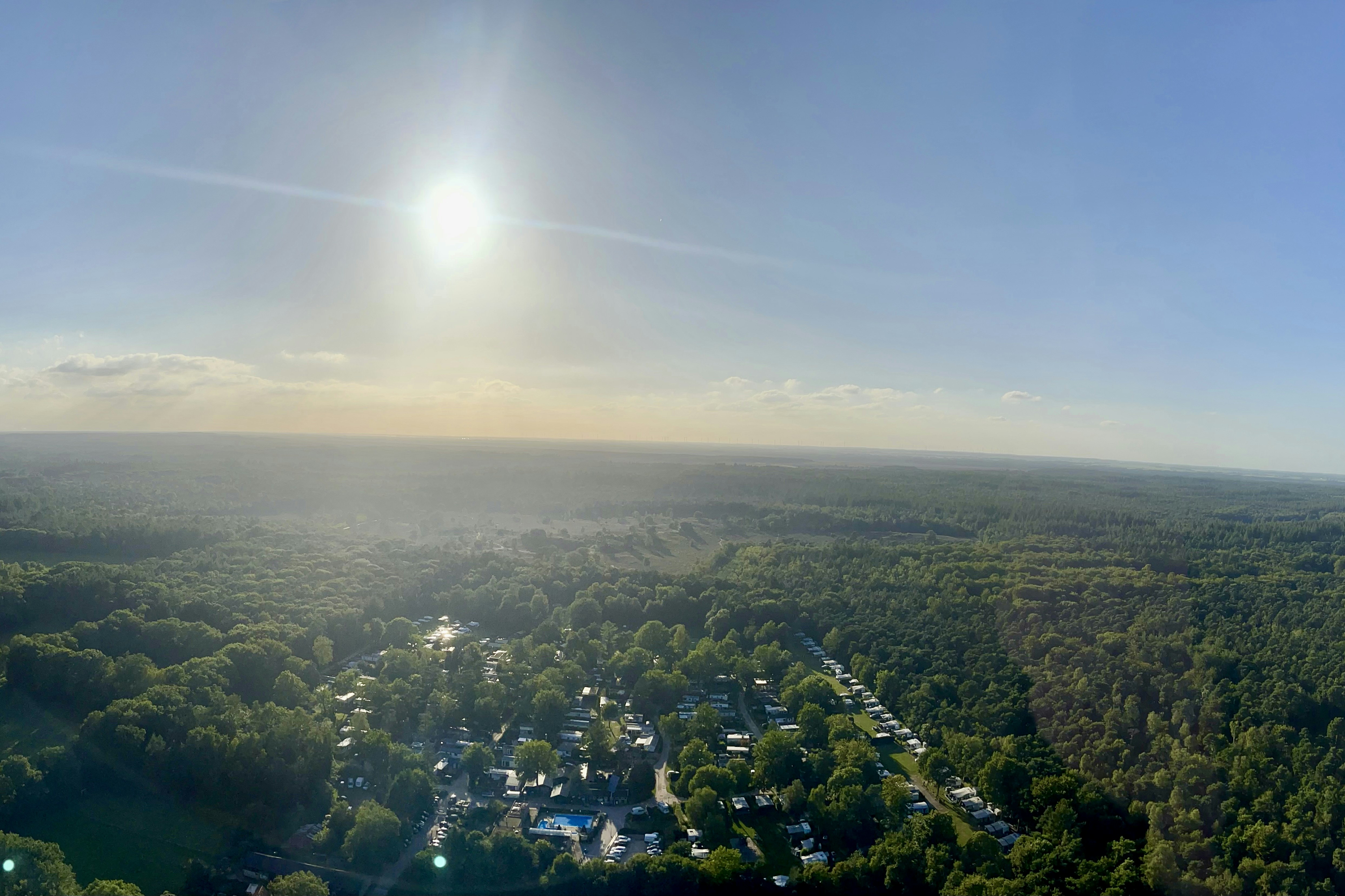 Camping De Zandkuil  - Luftaufnahme des Campingplatzes umgeben von Wald