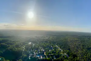 Camping De Zandkuil - Luftaufnahme des Campingplatzes umgeben von Wald