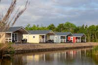 Camping De Zeehoeve  -  Mobilheime vom Campingplatz mit Veranda am Ufer des Kanals