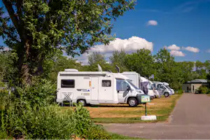 Camping De Zeehoeve - Wohnmobile auf dem Stellplatz vom Campingplatz im Grünen