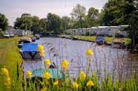 Camping De Zeehoeve  - anlegende Boote im Kanal an den Mobilheimen vom Campingplatz