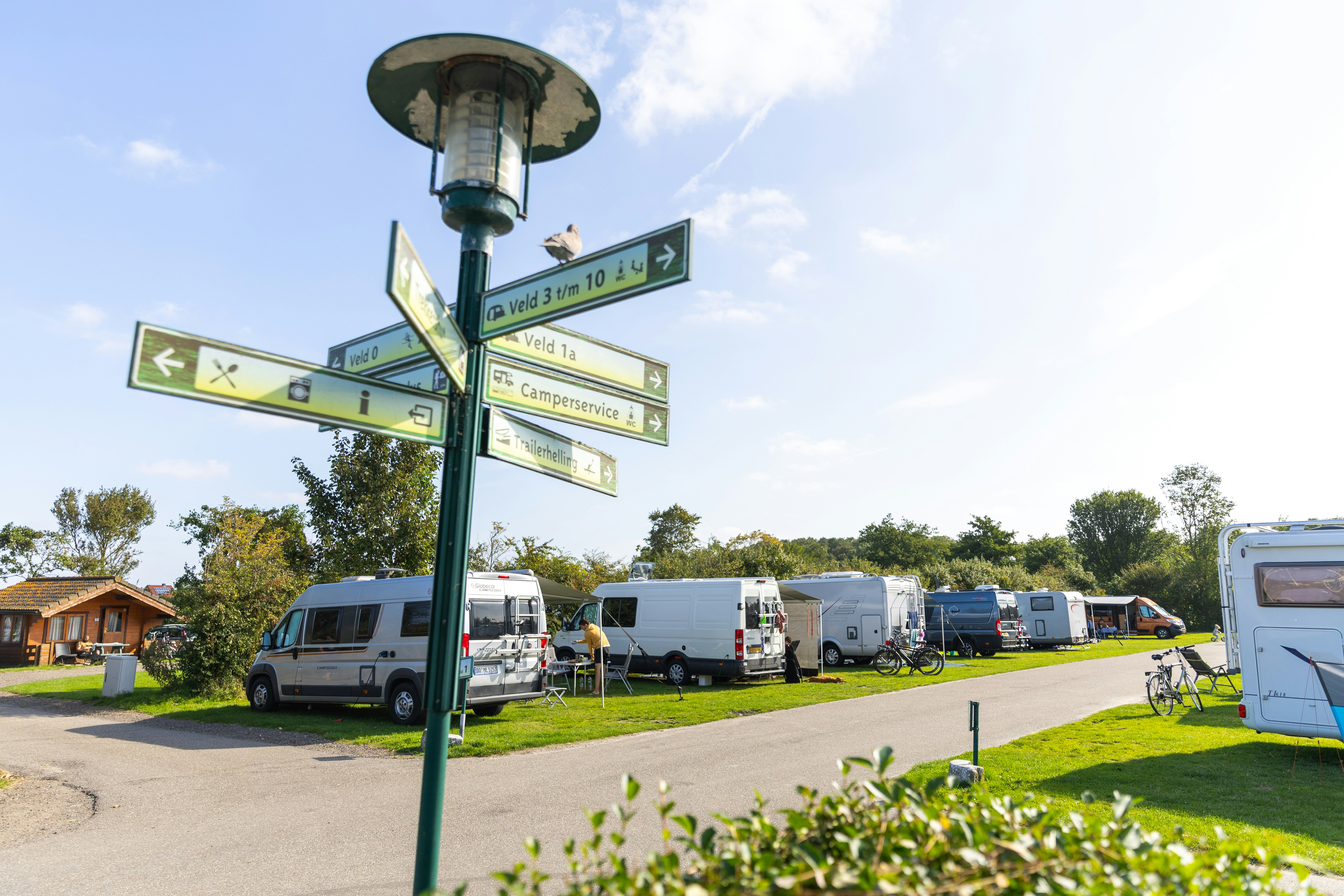 Camping De Zeehoeve - Wegweiser auf dem Campingplatz