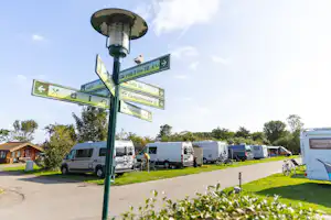 Camping De Zeehoeve - Wegweiser auf dem Campingplatz