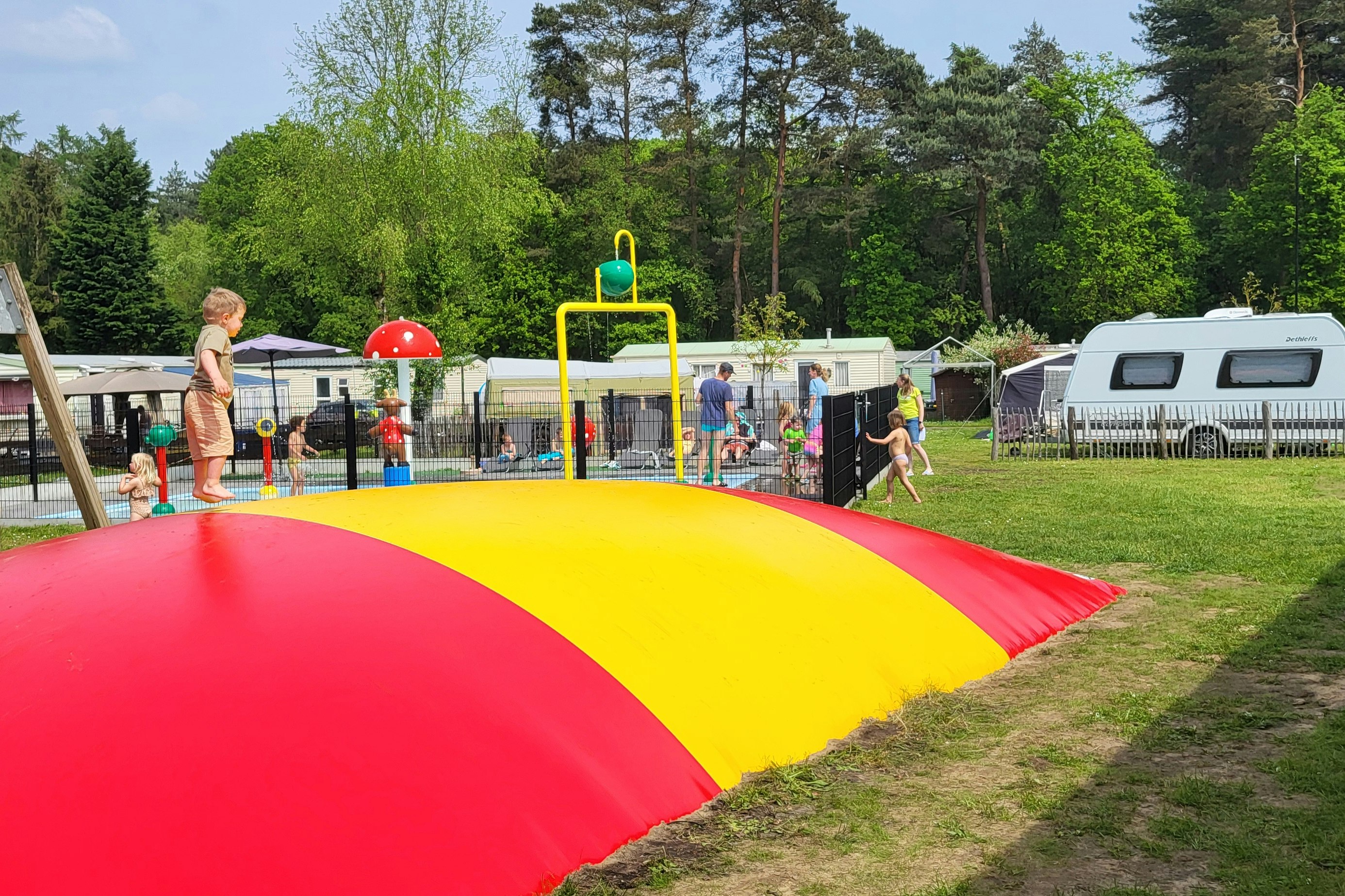 Camping De Zeven Geitjes - Lufttrampolin für Kinder auf dem Campingplatz